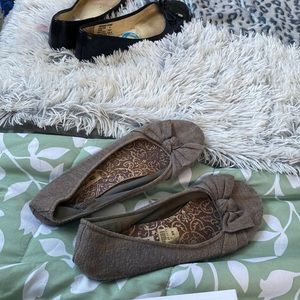 grey AE flats w bows